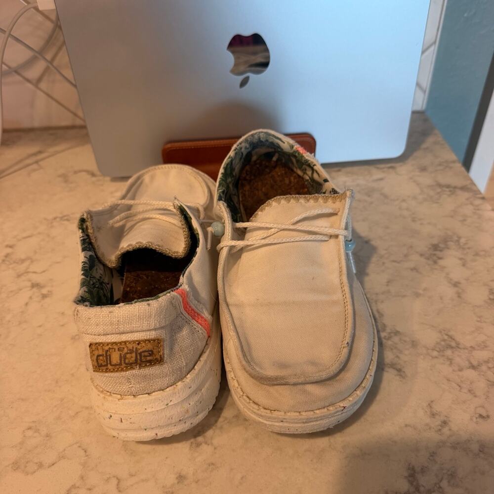 Hey Dude Wendy Slip-On Shoes Cream Canvas size 6